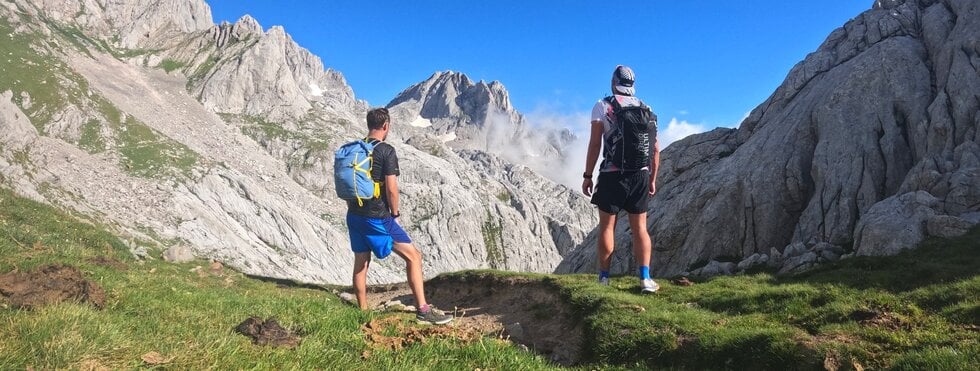 Trailrunner in den Alpen in Spanien